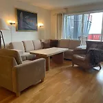 Sentral Og Moderne Med Heis Og Garasje *